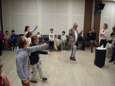 V&eacute;ronique Roncin, amateure de th&eacute;&acirc;tre, a fait le spectacle avec les enfants venus la remercier lors de la soir&eacute;e organis&eacute;e &agrave; l'espace Renoir pour son d&eacute;part &agrave; la retraite. - 2025-12-24 D&eacute;part en retraite de V&eacute;ronique Roncin