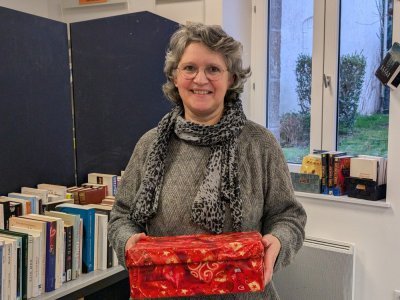 V&eacute;ronique Olivier, responsable de la m&eacute;diath&egrave;que de Saint-Pierre-la-Cour avec la bo&icirc;te du vide-biblioth&egrave;que. - Benjamin Deglave