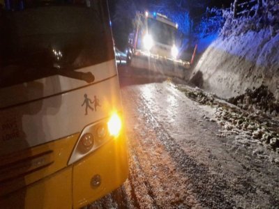 Vers 20h, le car et la sableuse ont pu &ecirc;tre d&eacute;gag&eacute;s. - Vincent Mickael