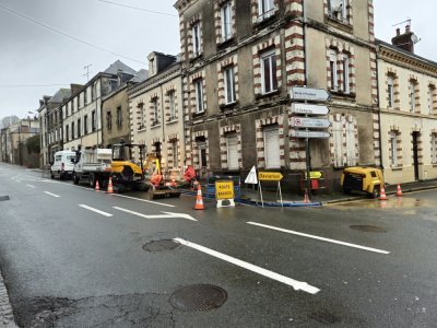 Une intervention est en cours depuis ce jeudi matin 8&nbsp;janvier sur la rue Ambroise-de-Lor&eacute; &agrave; Mayenne, pour r&eacute;gler une fuite d'eau. - Th&eacute;o Duchet