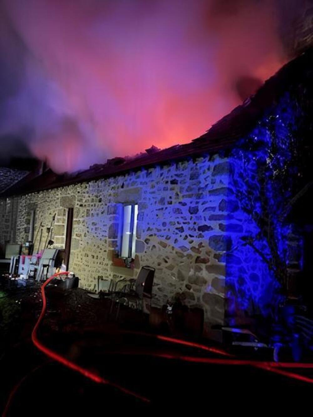 Les flammes ravageant la toiture.