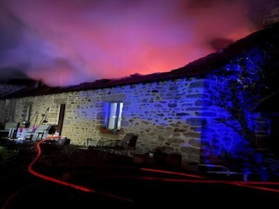 Les flammes ravageant la toiture. - M&M CHARROY