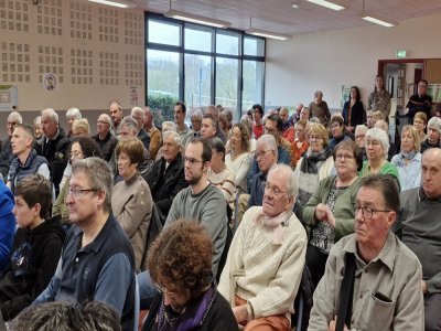 Pr&egrave;s d'une centaine de Saint-Jeannais ont assist&eacute; &agrave; la c&eacute;r&eacute;monie des v&oelig;ux au restaurant scolaire. - iFred Martin