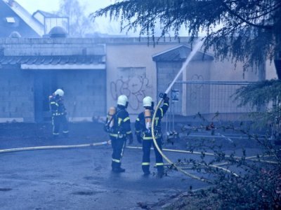 Trois lances sont &agrave; l'&oelig;uvre pour &eacute;teindre le feu. - Th&eacute;o Duchet