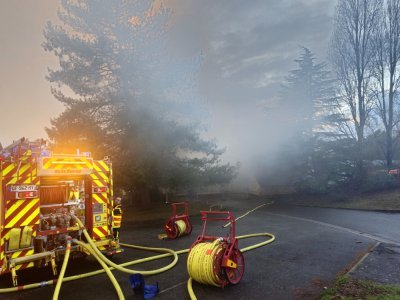Un incendie est en cours &agrave; l'ancienne piscine Robert-Buron &agrave; Mayenne. - Th&eacute;o Duchet