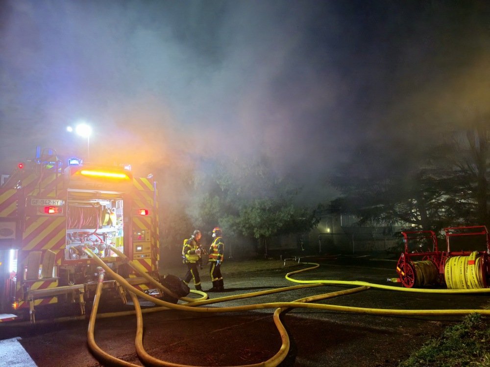 Les pompiers luttent contre l'incendie depuis plus de deux heures.