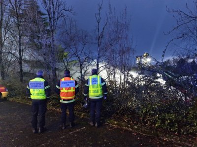 Les pompiers constatent l'ampleur des d&eacute;g&acirc;ts caus&eacute;s par l'incendie. - Th&eacute;o Duchet