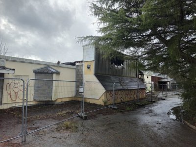Des barri&egrave;res entourent le b&acirc;timent. - Th&eacute;o Duchet